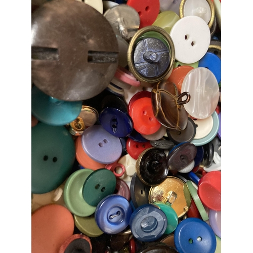 978 - A TIN OF ASSORTED BUTTONS