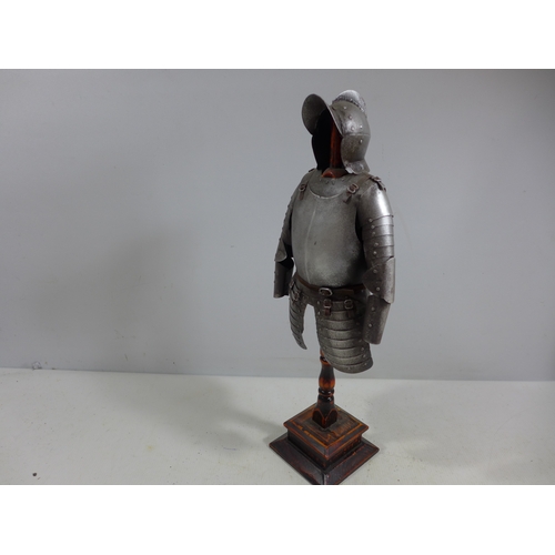 314 - A MINIATURE REPLICA SUIT OF 17TH CENTURY ARMOUR ON A WOODEN STAND, HEIGHT 42.5CM