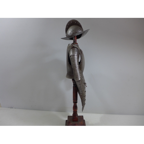 315 - A MINIATURE REPLICA SUIT OF 17TH CENTURY ARMOUR ON A WOODEN STAND, HEIGHT 56CM