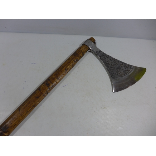 316 - A REPLICA VIKING AXE WITH WOODEN SHAFT, THE HEAD WITH CELTIC DESIGN, LENGTH 132CM