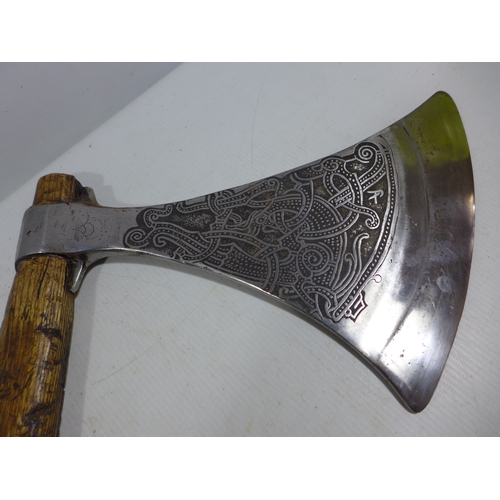 316 - A REPLICA VIKING AXE WITH WOODEN SHAFT, THE HEAD WITH CELTIC DESIGN, LENGTH 132CM