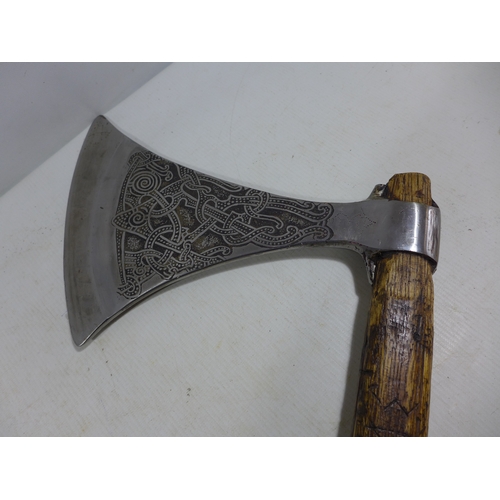 316 - A REPLICA VIKING AXE WITH WOODEN SHAFT, THE HEAD WITH CELTIC DESIGN, LENGTH 132CM