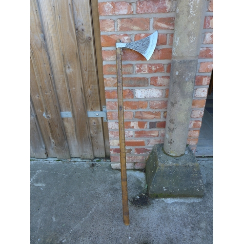 316 - A REPLICA VIKING AXE WITH WOODEN SHAFT, THE HEAD WITH CELTIC DESIGN, LENGTH 132CM