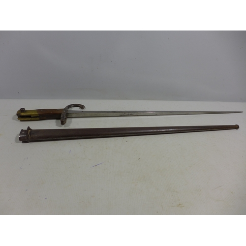 321 - A FRENCH GRAS BAYONET AND SCABBARD DATED 1880, 52CM BLADE, LENGTH 66CM