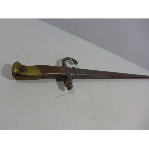 321 - A FRENCH GRAS BAYONET AND SCABBARD DATED 1880, 52CM BLADE, LENGTH 66CM