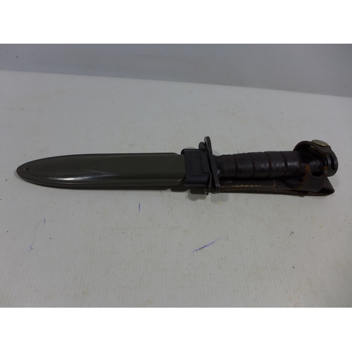 322 - A U.S. M8A1 BAYONET AND SCABBARD, 16.5CM BLADE, LENGTH 32CM