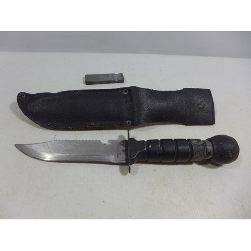 323 - A ROSTFREI SURVIVAL KNIFE AND SCABBARD, 15.5CM BOWIE BLADE, GRIP WITH COMPASS AND KIT, LENGTH 32CM