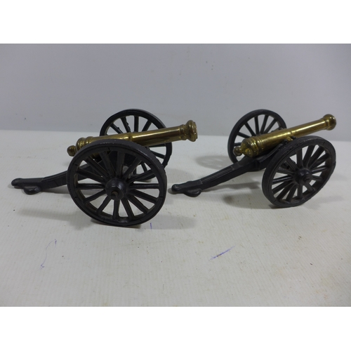 324 - A PAIR OF NON FIRING MODEL NAPOLEONIC WAR CANNONS, 12.5CM BARRELS, LENGTH 19CM