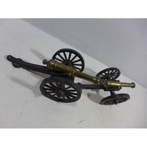 324 - A PAIR OF NON FIRING MODEL NAPOLEONIC WAR CANNONS, 12.5CM BARRELS, LENGTH 19CM