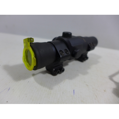 338 - AN ELECTRO-DOT SIGHT, WIDE ANGLE, LENGTH 17CM, PAIR OF BINOCULAR SPECTACLES (2)