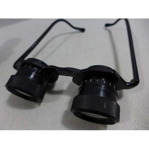 338 - AN ELECTRO-DOT SIGHT, WIDE ANGLE, LENGTH 17CM, PAIR OF BINOCULAR SPECTACLES (2)