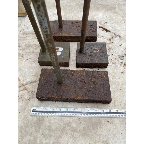 1558 - FOUR VINTAGE CAST IRON DOORSTOP BLOCKS OF TWO DIFFERENT SIZES