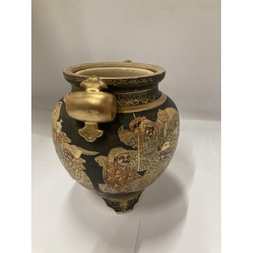 132 - A VINTAGE ORIENTAL VASE WITH DECORATION OF ELDERS, MARKED TO THE BASE, HEIGHT 15CM