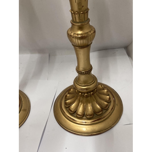 135 - A TALL PAIR OF CLASSICAL STYLE HEAVY WOODEN CANDLE STICKS WITH A GILT FINISH, HEIGHT 47CM