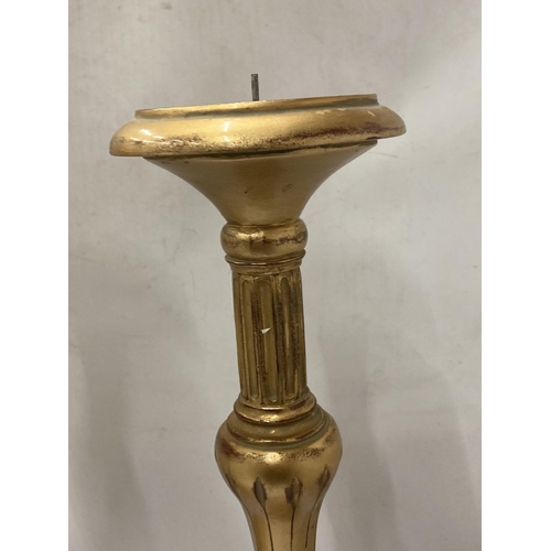 135 - A TALL PAIR OF CLASSICAL STYLE HEAVY WOODEN CANDLE STICKS WITH A GILT FINISH, HEIGHT 47CM