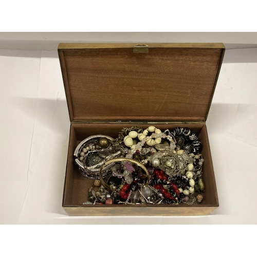 136 - A QUANTITY OF COSTUME JEWELLERY TO INCLUDE NECKLACES, BANGLES, ETC IN A VINTAGE BRASS BOX WITH WILD ... 