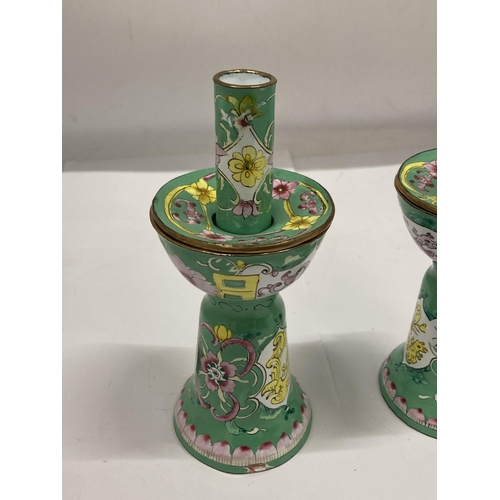 139 - A PAIR OF VINTAGE ENAMELLED CANDLESTICKS, HEIGHT 18CM - 1 A/F TO THE BASE