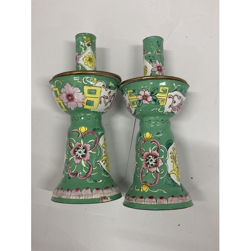 139 - A PAIR OF VINTAGE ENAMELLED CANDLESTICKS, HEIGHT 18CM - 1 A/F TO THE BASE