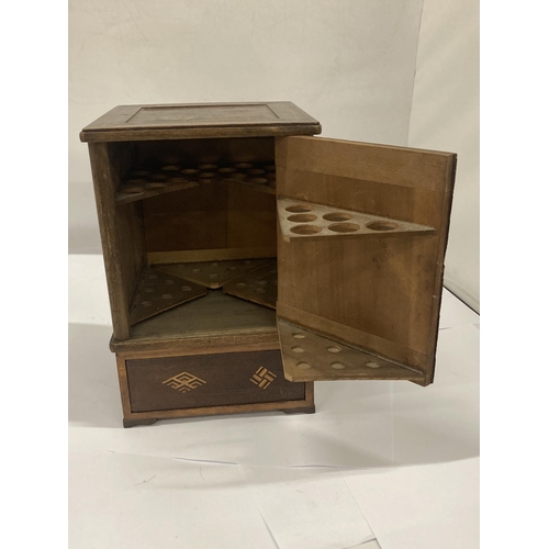 142 - A VINTAGE OAK SMOKER'S CABINET WITH INLAY DECORATION, HEIGHT 24CM, WIDTH 16CM, DEPTH 16CM