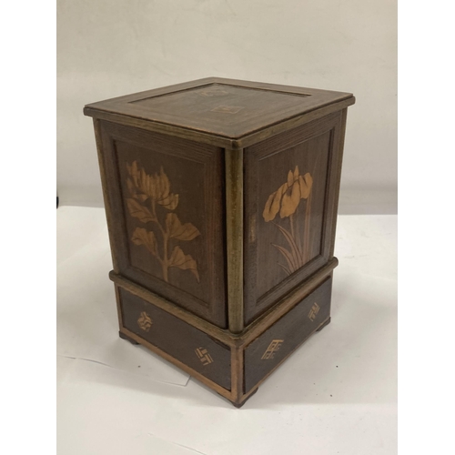 142 - A VINTAGE OAK SMOKER'S CABINET WITH INLAY DECORATION, HEIGHT 24CM, WIDTH 16CM, DEPTH 16CM