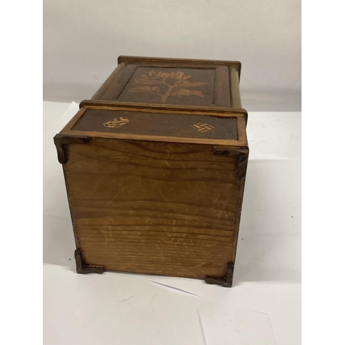 142 - A VINTAGE OAK SMOKER'S CABINET WITH INLAY DECORATION, HEIGHT 24CM, WIDTH 16CM, DEPTH 16CM