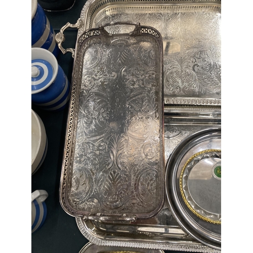 146 - A QUANTITY OF SILVER PLATED ITEMS TO INCLUDE THREE TRAYS, SALVERS, ETC