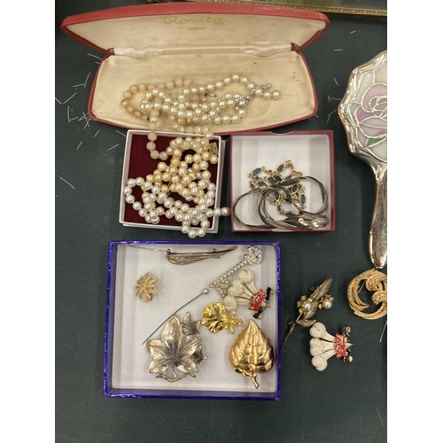 149 - A QUANTITY OF COSTUME JEWELLERY TO INCLUDE PEARLS, BROOCHES, ETC PLUS A PETIT POINT TRAY AND TRINKET... 