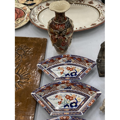 152 - A QUANTITY OF ORIENTAL AND ORIENTAL STYLE ITEMS TO INCLUDE PLATES, A VASE, FIGURES, ETC