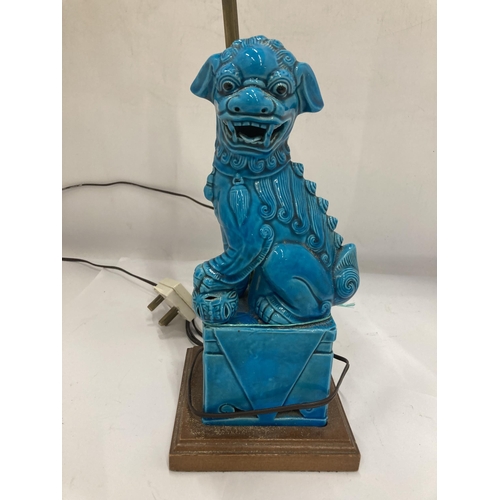 161 - AN ORIENTAL TURQUOISE FOO DOG TABLE LAMP - HEIGHT 37CM