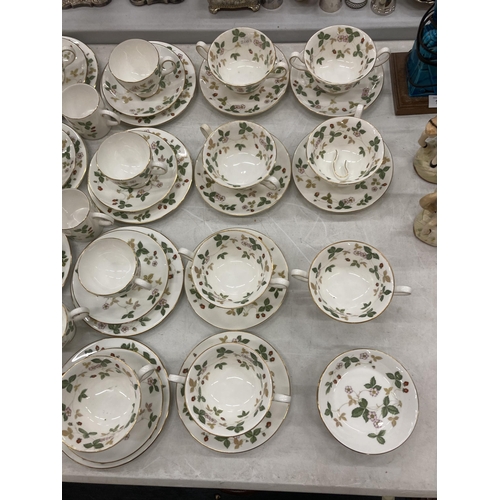 164 - A LARGE QUANTITY OF WEDGWOOD 'WILD STRAWBERRY' DINNERWARE TO INCLUDE VARIOUS SIZES OF PLATES, BOWLS,... 