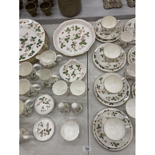 164 - A LARGE QUANTITY OF WEDGWOOD 'WILD STRAWBERRY' DINNERWARE TO INCLUDE VARIOUS SIZES OF PLATES, BOWLS,... 