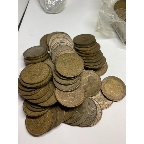 399 - A LARGE QUANTITY OF BRITISH HALF PENNY COINS, VARIOUS DATES