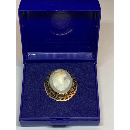 613 - A GOLD PLATED CAMEO BROOCH IN A  PRESENTATION BOX