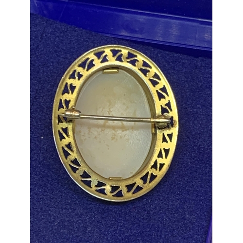 613 - A GOLD PLATED CAMEO BROOCH IN A  PRESENTATION BOX