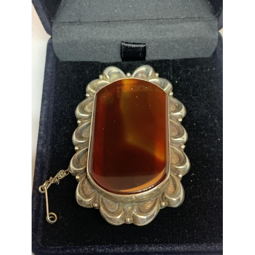 636 - A SILVER AND AGATE BROOCH IN A PRESENTATION BOX