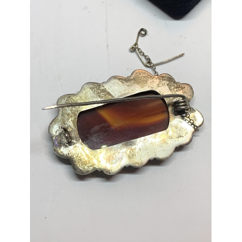 636 - A SILVER AND AGATE BROOCH IN A PRESENTATION BOX