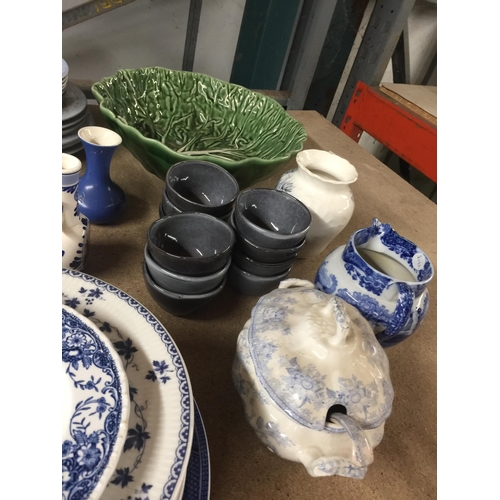 1064 - A LARGE QUANTITY OF CERAMICS TO INCLUDE PLATES, JUGS, VASES, ETC