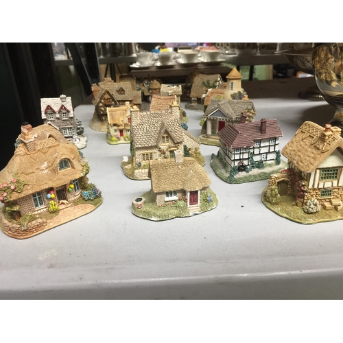 1065 - A COLLECTION OF LILLIPUT LANE COTTAGES, SOME A/F - 17 IN TOTAL