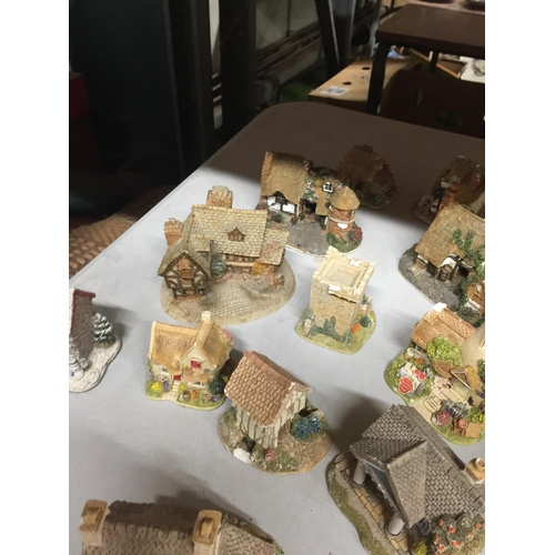 1065 - A COLLECTION OF LILLIPUT LANE COTTAGES, SOME A/F - 17 IN TOTAL