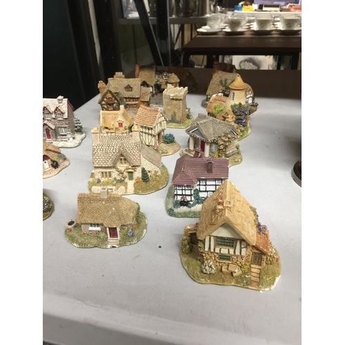 1065 - A COLLECTION OF LILLIPUT LANE COTTAGES, SOME A/F - 17 IN TOTAL