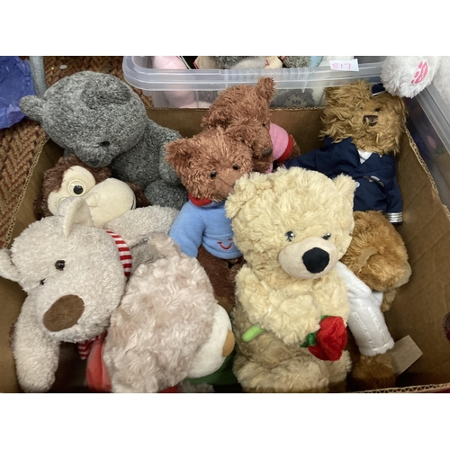 817 - A LARGE QUANTITY OF TEDDY BEARS AND FURTHER PLUSH TOYS