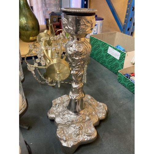 820 - A LARGE METAL CANDLE HOLDER HOLDING FOUR LARGE CANDLES IN GLASS HOLDERS, A LARGE SILVER COLOURED CAN... 