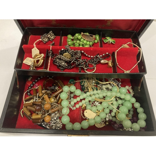 825 - A QUANTITY OF VINTAGE COSTUME JEWELLERY TO INCLUDE NECKLACES, EARRINGS, BROOCHES, BRACELETS, ETC IN ... 