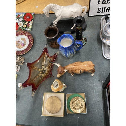 827 - A MIXED LOT TO INCLUDE A ROYAL DOULTON 'SPIRIT OF YOUTH', A/F, STUDIO POTTERY JUGS, BOXED COMPACTS, ... 