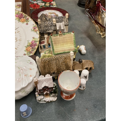 828 - A COLLECTION OF CERAMIC COTTAGES, ROYAL ALBERT 'OLD COUNTRY ROSES' CLOCK AND TRAY, TRINKET BOX, ETC