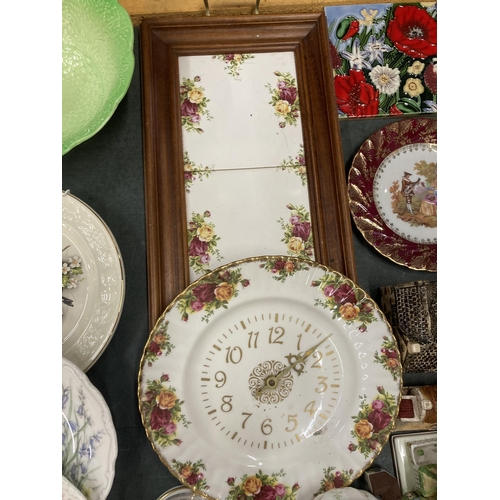 828 - A COLLECTION OF CERAMIC COTTAGES, ROYAL ALBERT 'OLD COUNTRY ROSES' CLOCK AND TRAY, TRINKET BOX, ETC