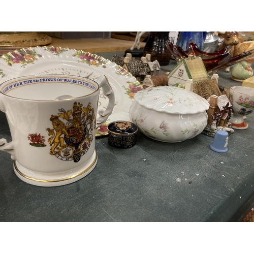 828 - A COLLECTION OF CERAMIC COTTAGES, ROYAL ALBERT 'OLD COUNTRY ROSES' CLOCK AND TRAY, TRINKET BOX, ETC