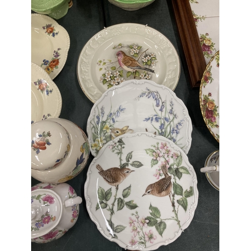 829 - A QUANTITY OF CABINET PLATES, CABBAGE LEAF BOWLS, A SADLER GINGER JAR, ETC