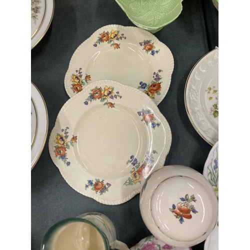 829 - A QUANTITY OF CABINET PLATES, CABBAGE LEAF BOWLS, A SADLER GINGER JAR, ETC