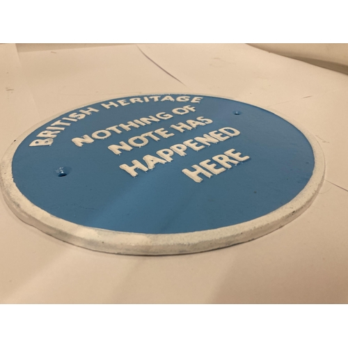 833 - A CAST BLUE 'BRITISH HERITAGE' SIGN, DIAMETER 24CM